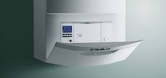 Caldera mural de color blanco con panel de control y pantalla de visualización.