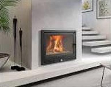 Chimenea con llamas ardientes en una moderna sala de estar blanca.