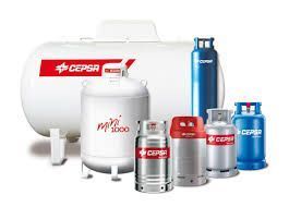 Varias bombonas de gas Cepsa y un depósito, en color azul, rojo y plata.