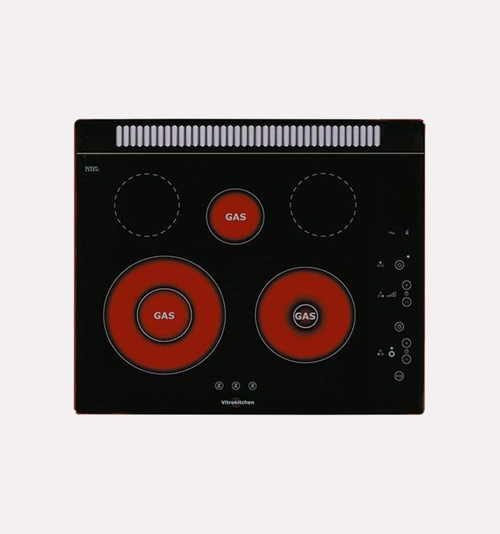Cocina eléctrica negra con cuatro quemadores, elementos calefactores rojos y ventilación incorporada.