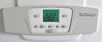 Panel de control de una caldera Platinum Compact, con 52.2 en una pantalla verde. Botones debajo de la pantalla.