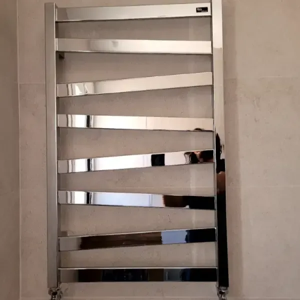 foto de un calentador de toallas instalado sobre la pared