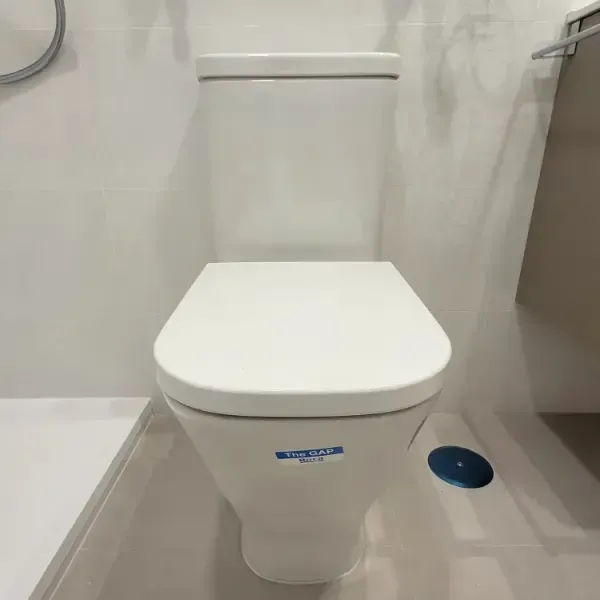 vater blanco en baño moderno.