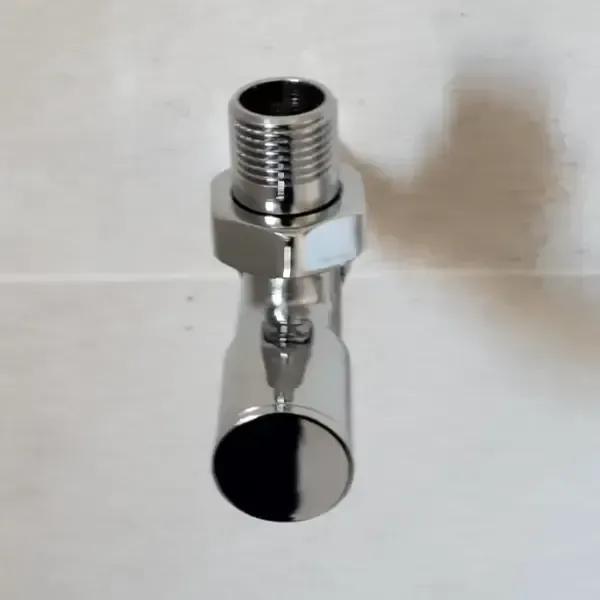 Válvula de radiador angular cromada brillante con parte superior roscada y extremo redondeado.
