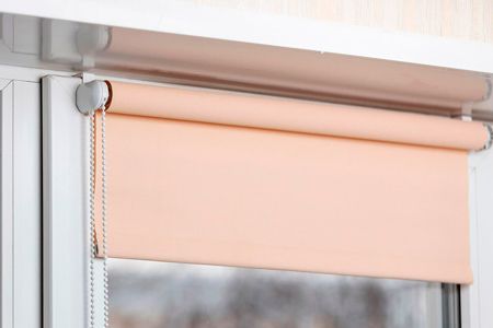 Un primer plano de una persiana enrollable en una ventana.