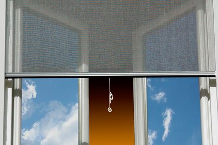 Una ventana con una pantalla y un cielo azul de fondo.