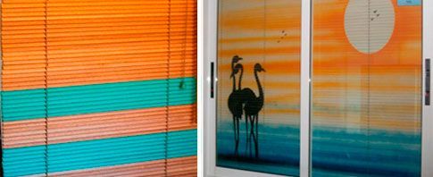 Una puerta corrediza de vidrio con una imagen de un flamenco.