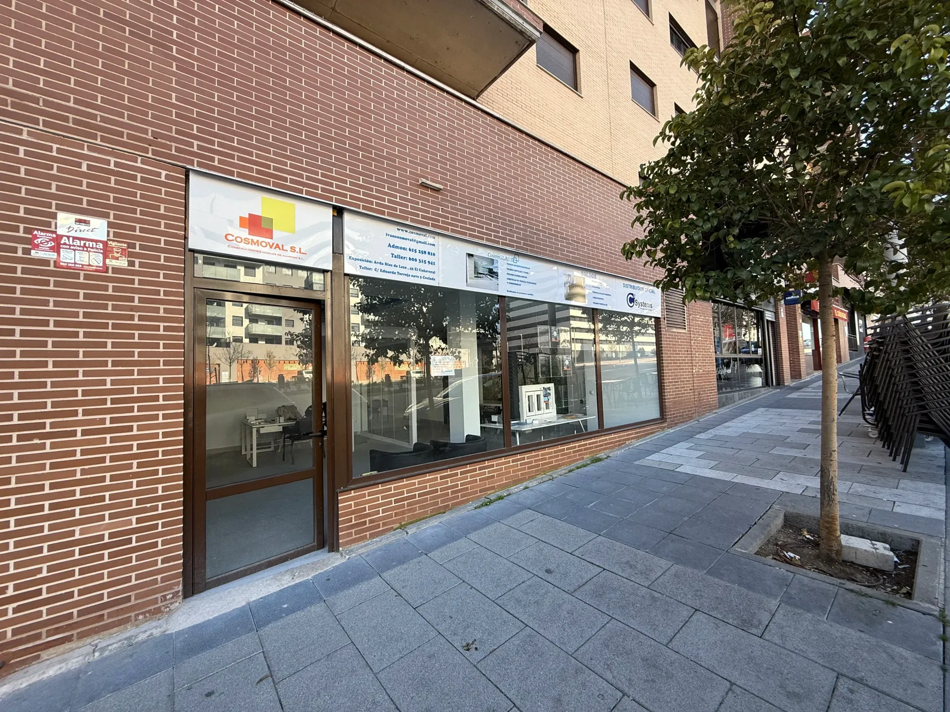 foto fachada exposición Cosmoval