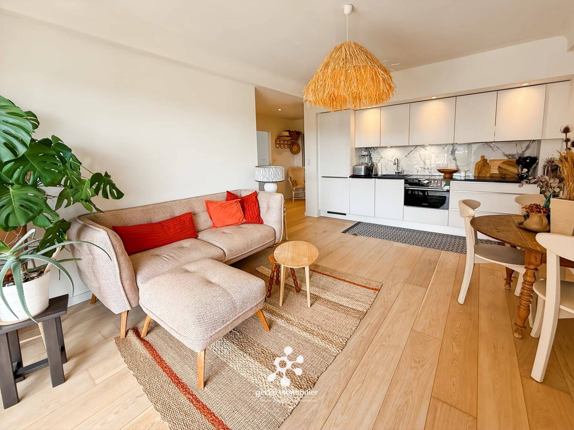 Pièce de vie cuisine, salon et salle à manger avec un canapé d'angle. 