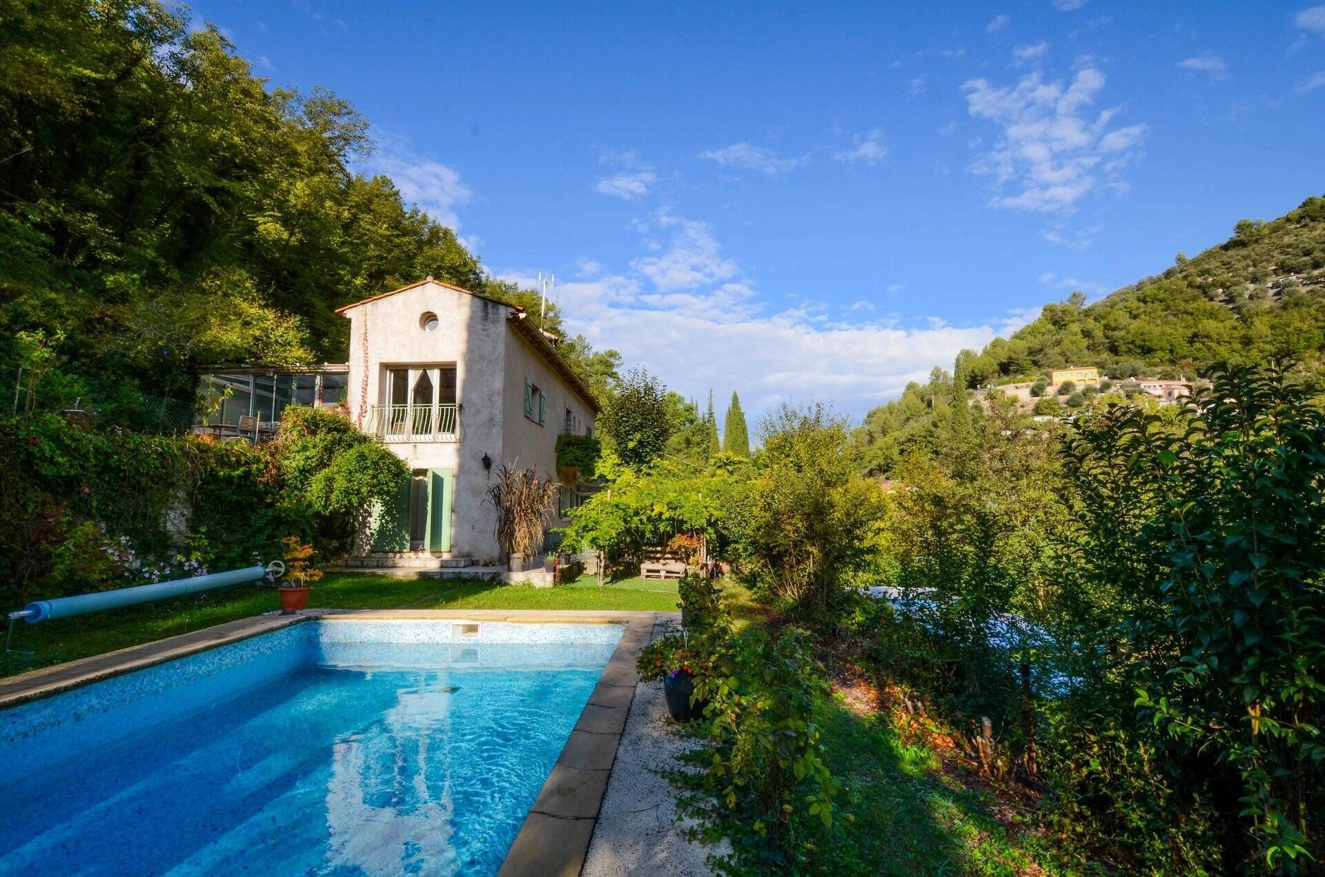 Présentation d'une maison à étage vendue à Nice avec piscine vue sur la montagne.