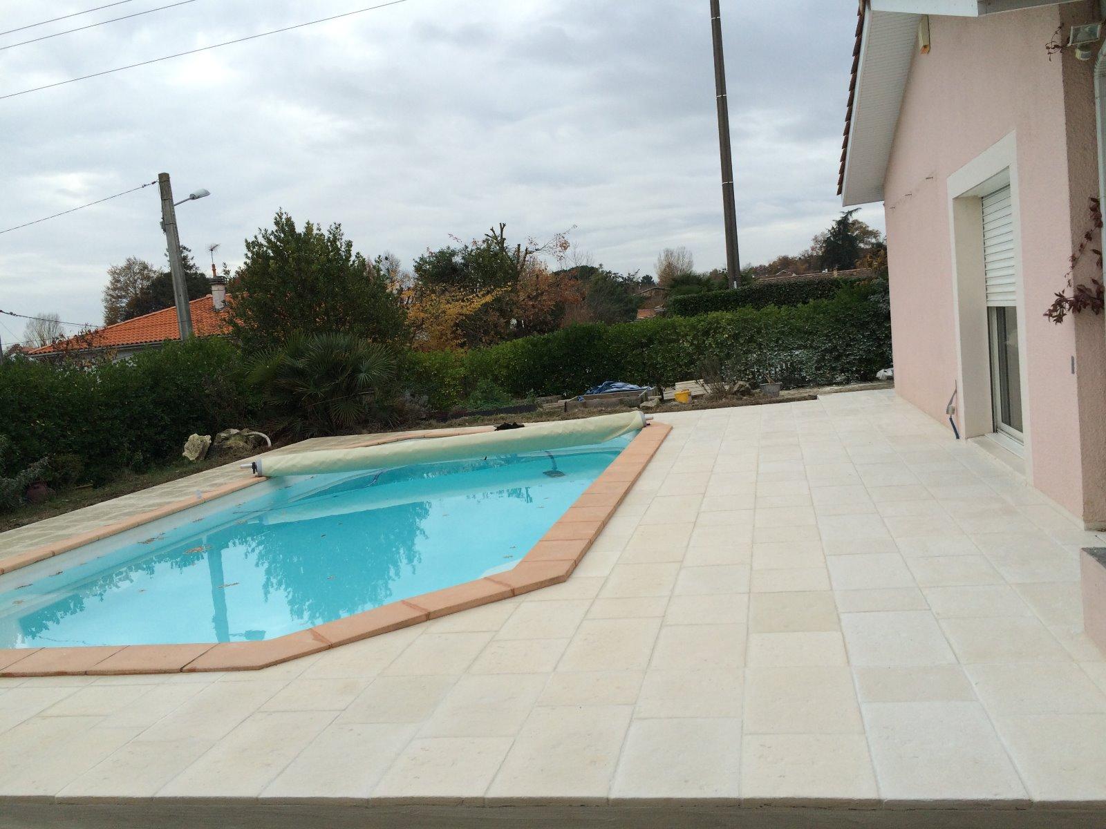 Terrasse de piscine en dalle