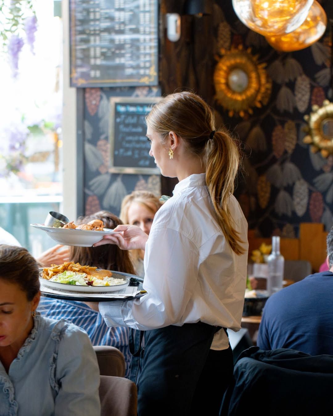 Une serveuse dans le restaurant