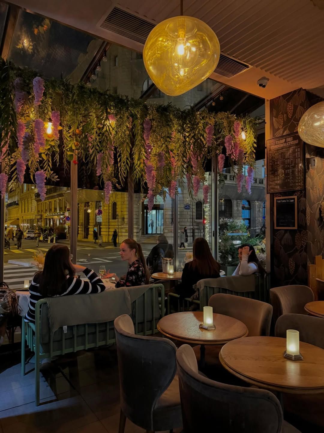 Salle du restaurant avec lumière tamisée