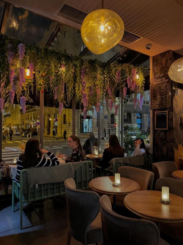 Salle du restaurant avec lumière tamisée