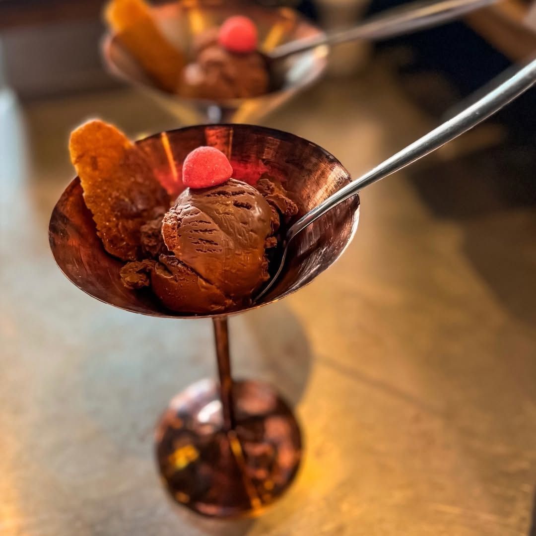 Deux verres à martini en cuivre contiennent des boules de glace au chocolat