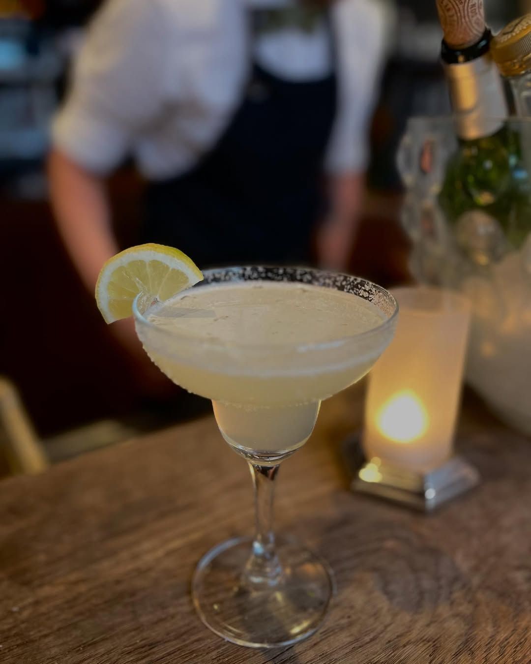 Une margarita glacée, avec un bord sucré et une tranche de citron