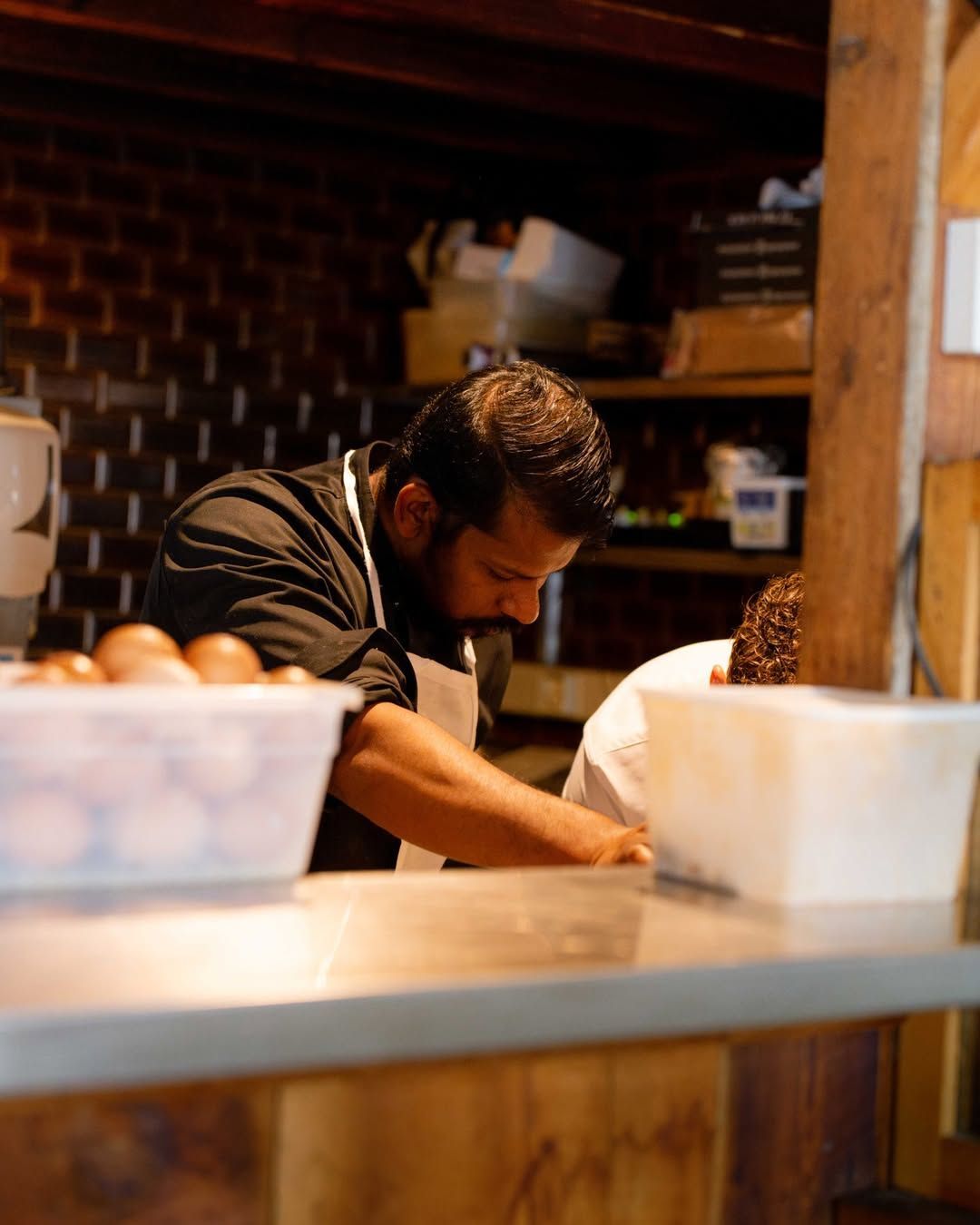 Le chef du restaurant en cuisine