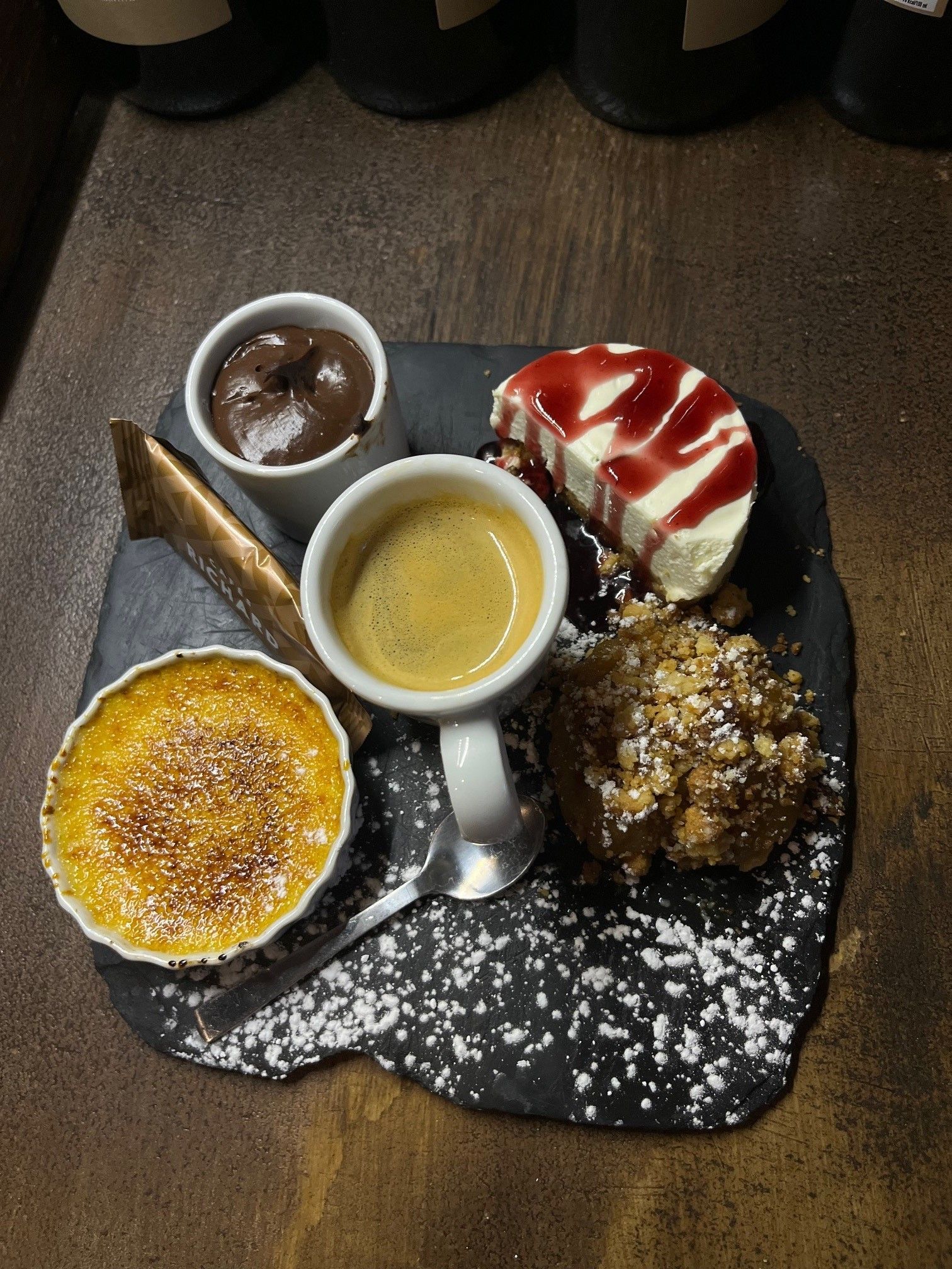 Un assortiment de desserts présenté sur une ardoise 