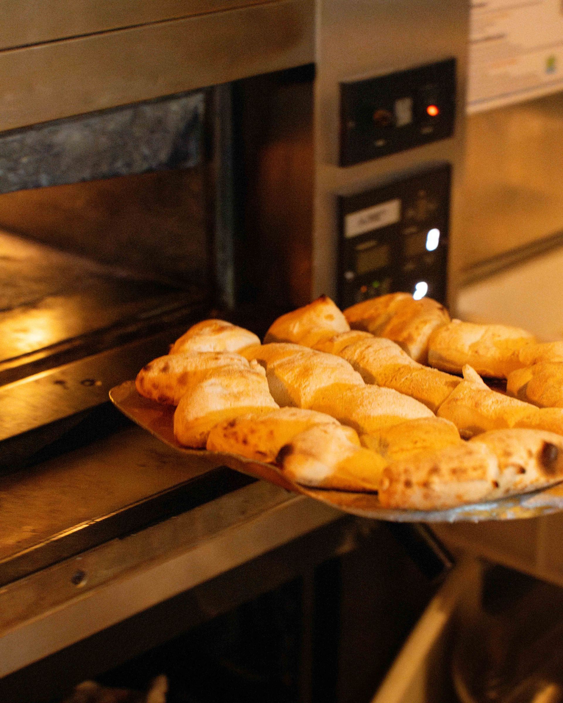 Un plateau de petits pains dorés et fraîchement sortis du four.