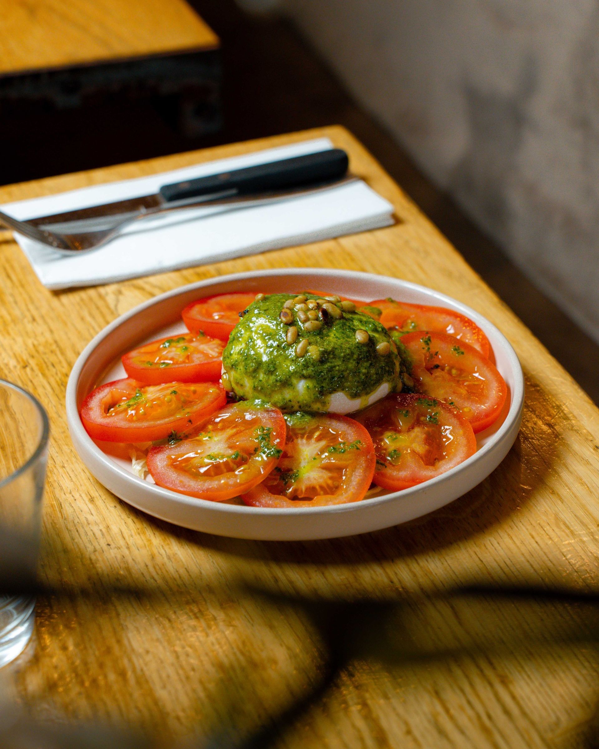 Une assiette de tomates et burrata
