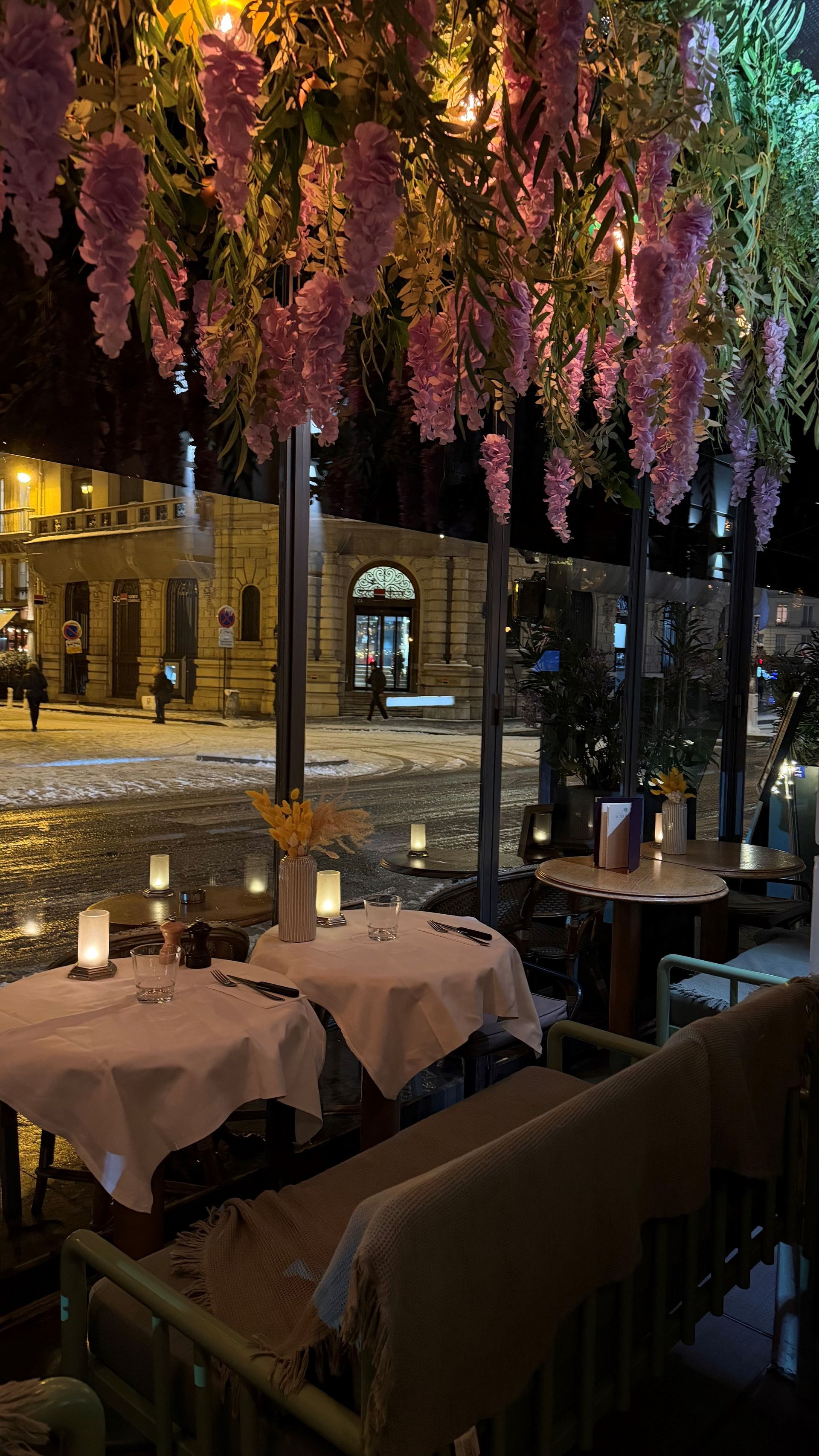Vue nocturne depuis la terrasse du restaurant