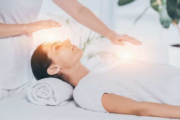 Magnétisme : des mains survolent un corps et brillent