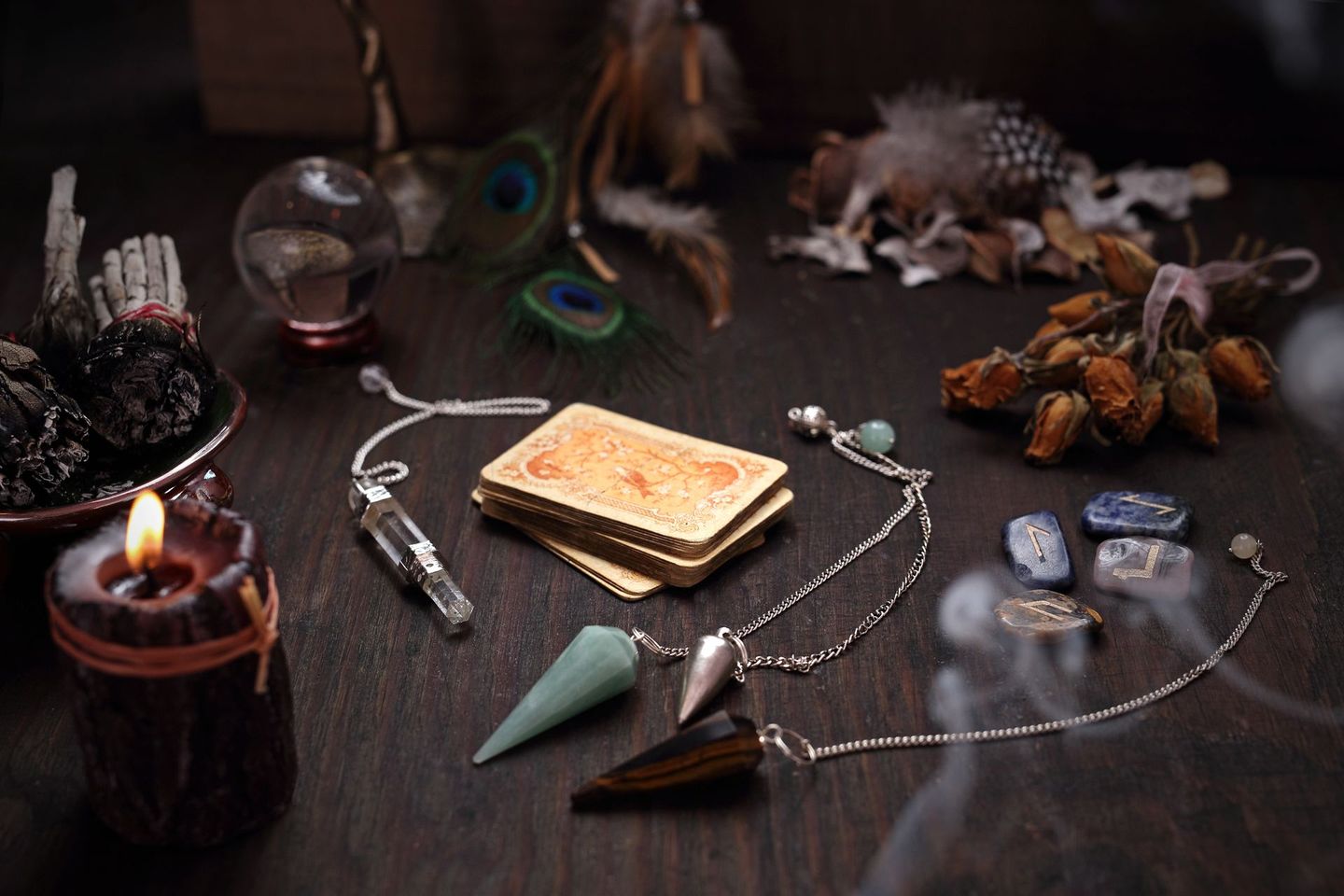 Des grigris, des cartes et des pendules