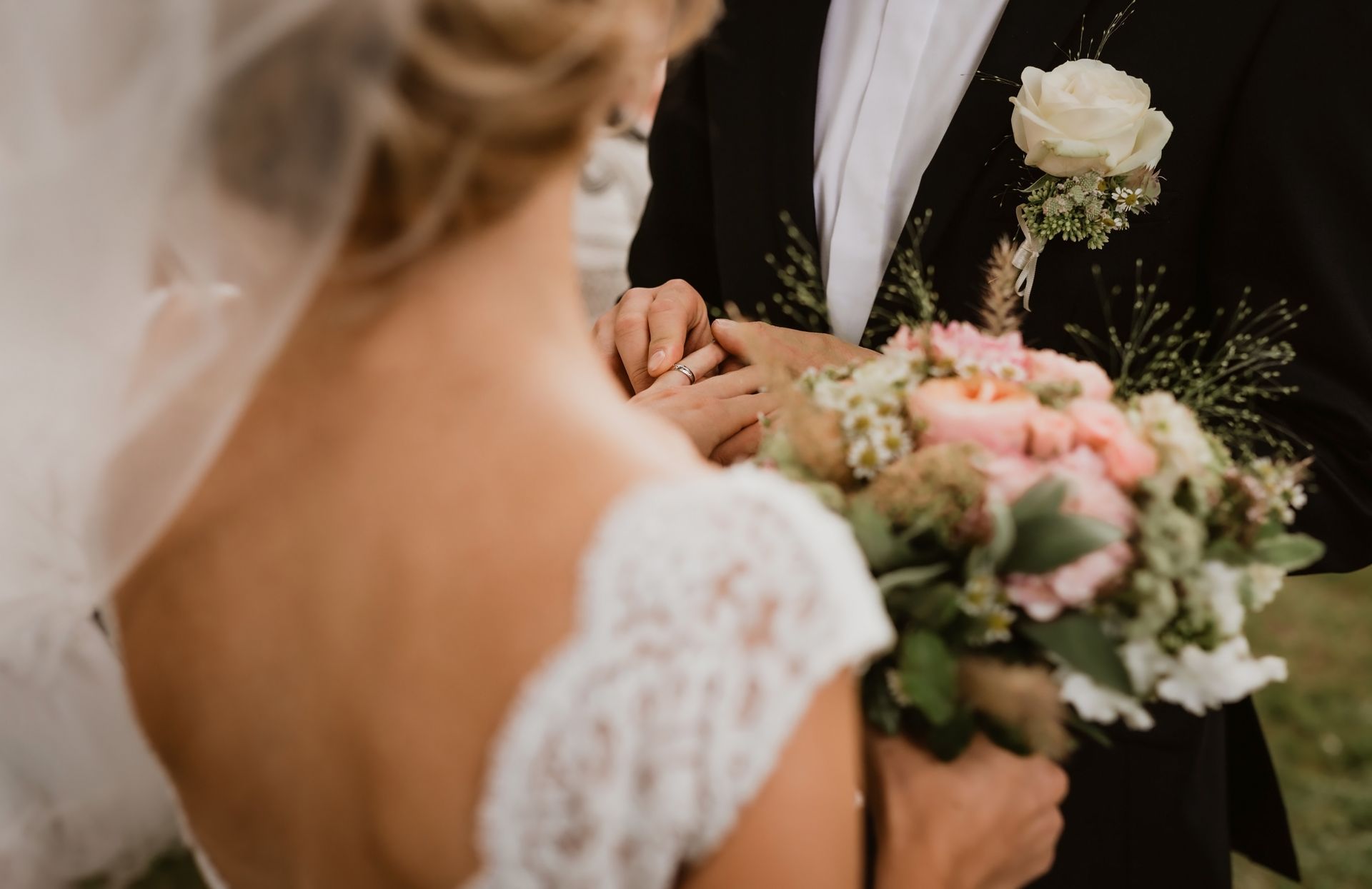 Un couple de mariés