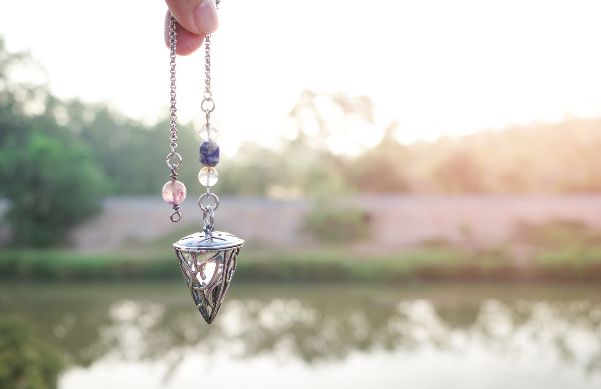 Un pendule en cristal au-dessus d'un lac