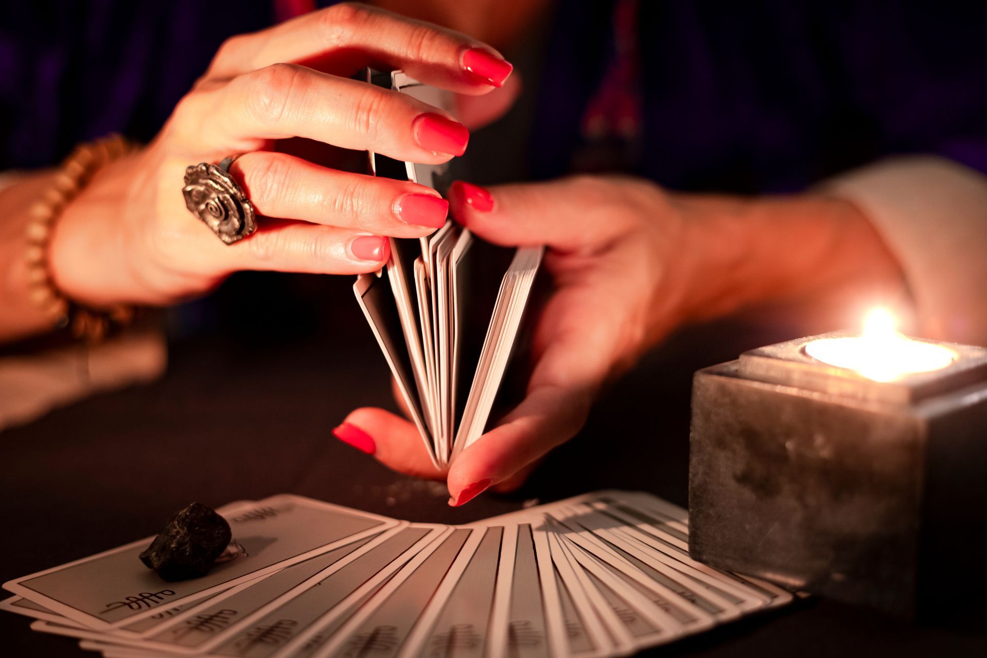 Une femme bat les cartes