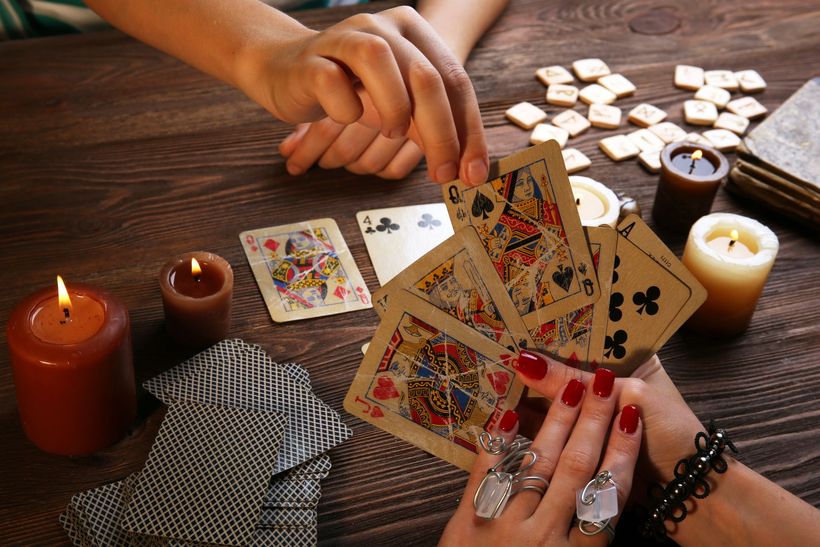 Une personne tire des cartes