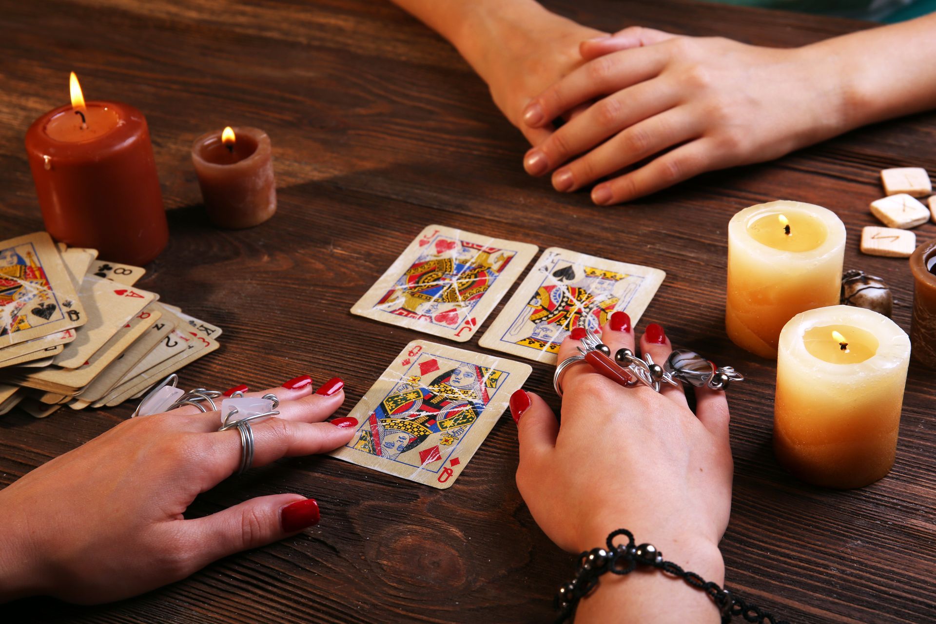 3 cartes et des bougies sur une table