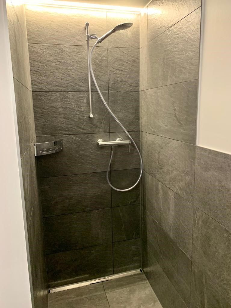 BADEZIMMER DUSCHE