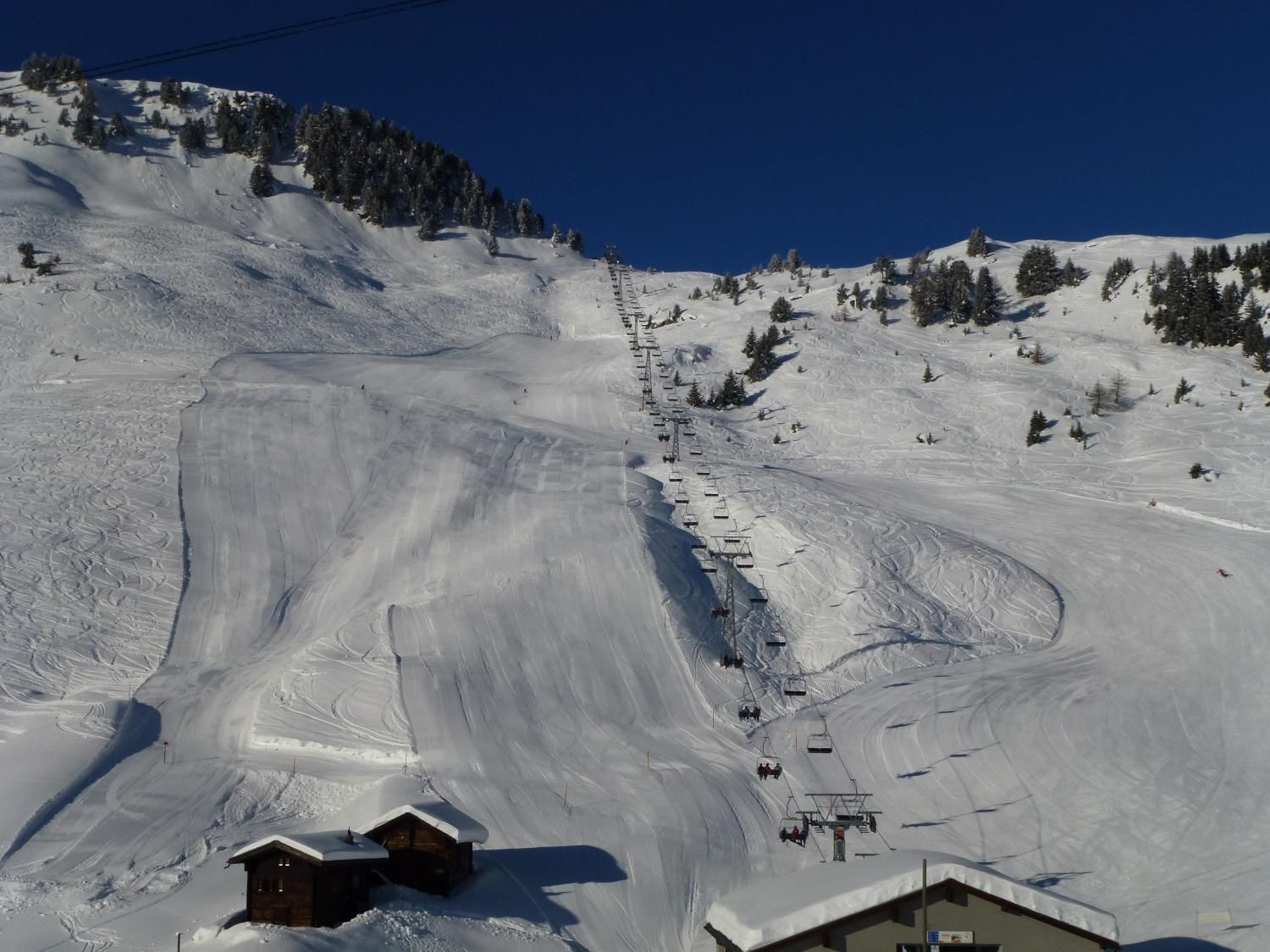 BLICK VOM CHALET AUF DIE PISTE 'RIEDERFURKA'