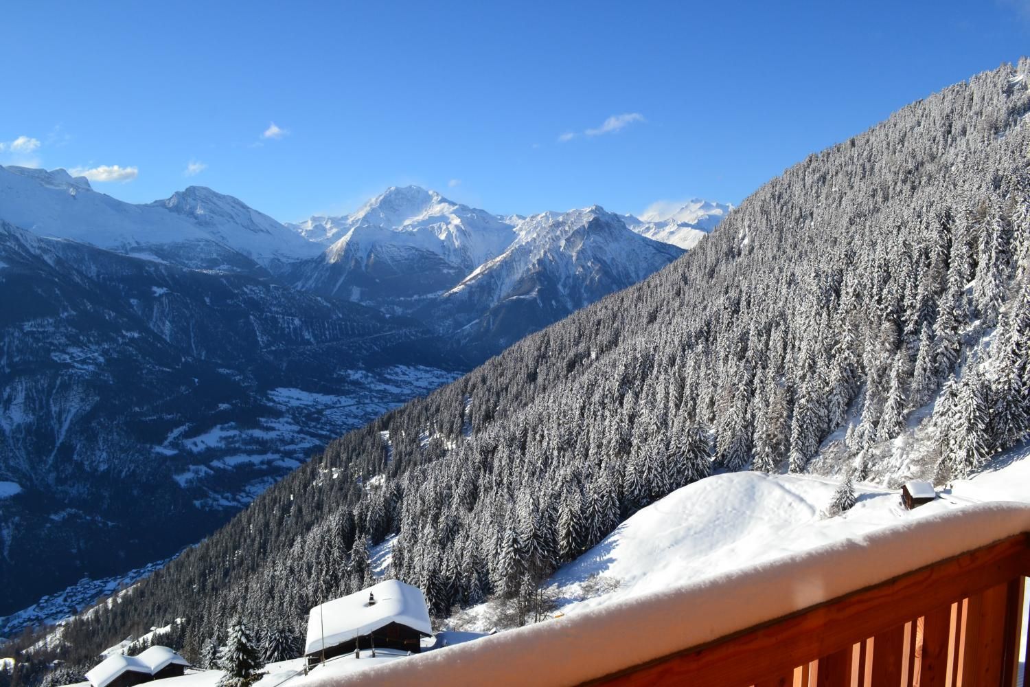 BLICK VOM CHALET RICHTUNG MISCHABELGRUPPE