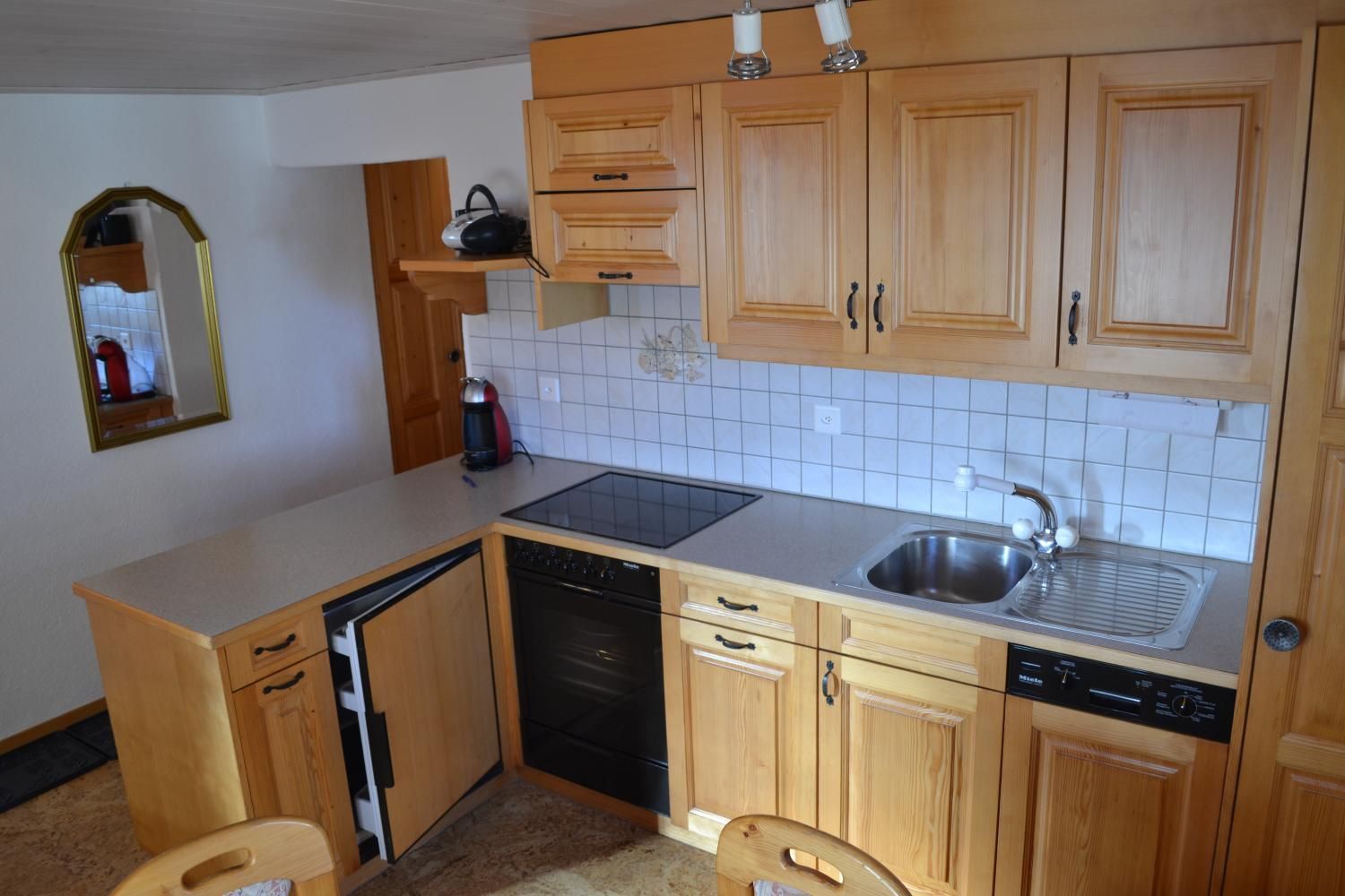 KOMPLETT AUSGESTATTETE KÜCHE