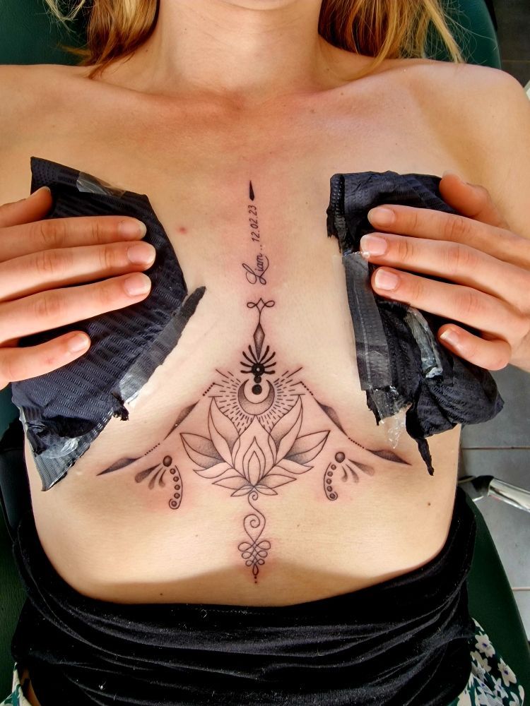 Femme avec un tatouage  d'écriture sur la poitrine.