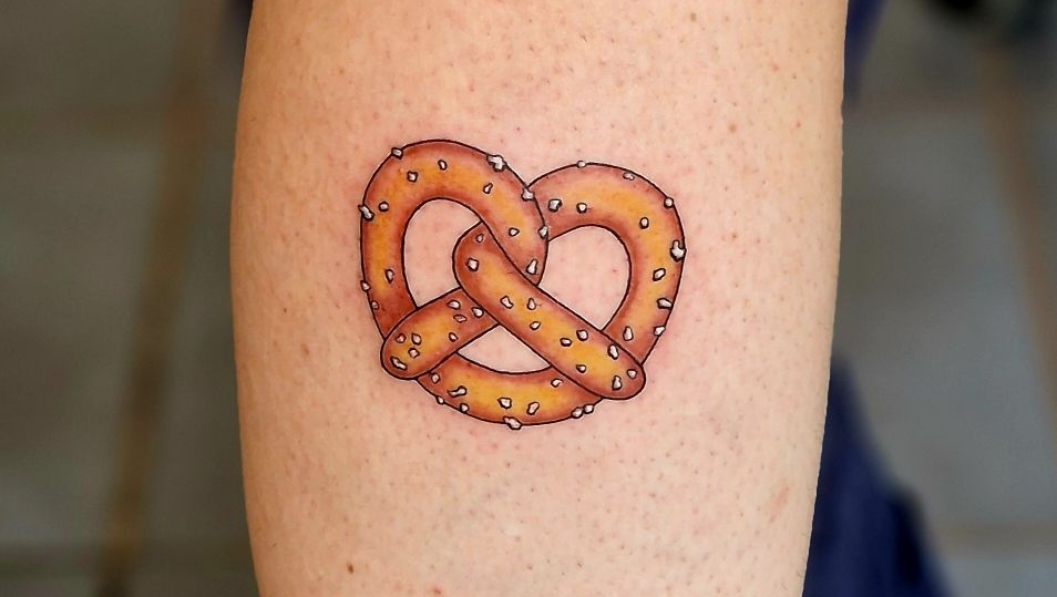 Tatouage d'un bretzel sur un bras.