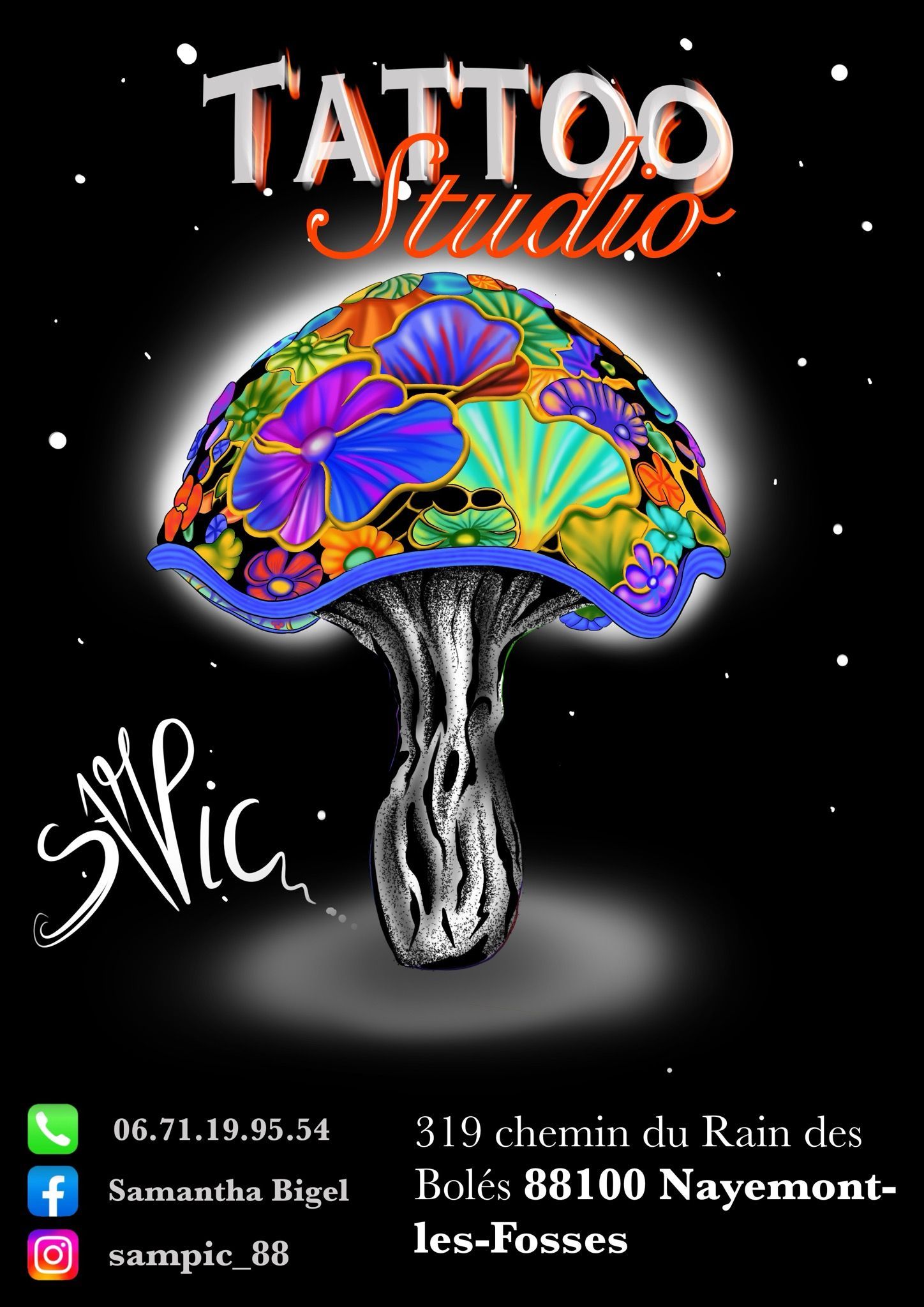 Tatouage de deux mains qui se touchent dans le dos d'une personne.