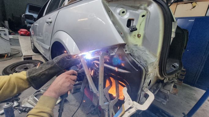 Auto wird repariert, Foto von der Ernst Peter Karosserie + Lack Götz