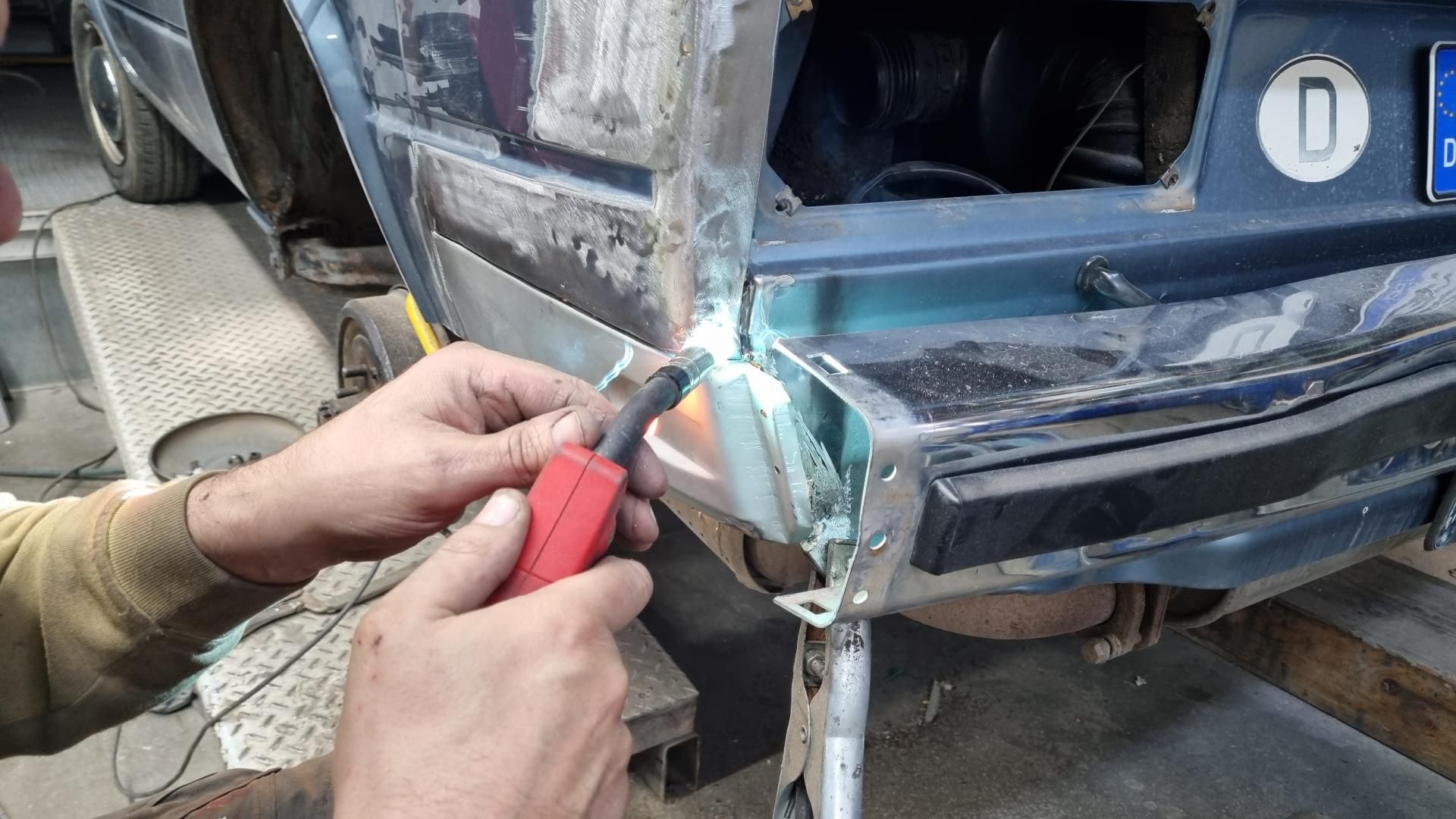 Autoscheinwerfer wird repariert