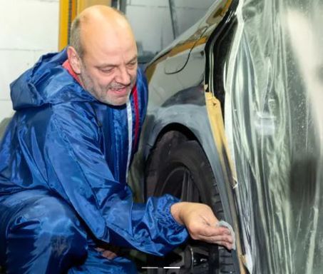 Automechaniker bei der Arbeit, Foto von der Ernst Peter Karosserie + Lack Götz