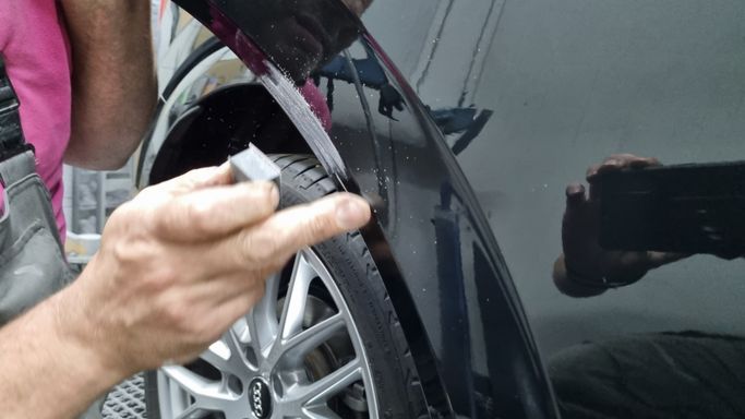 Karosserie wird poliert, Foto von der Ernst Peter Karosserie + Lack Götz