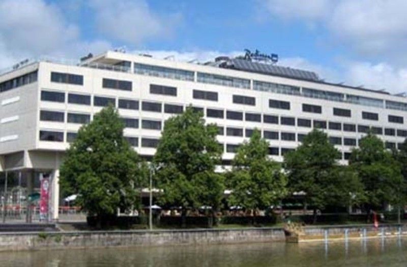 hotellin ikkunoiden lasitus