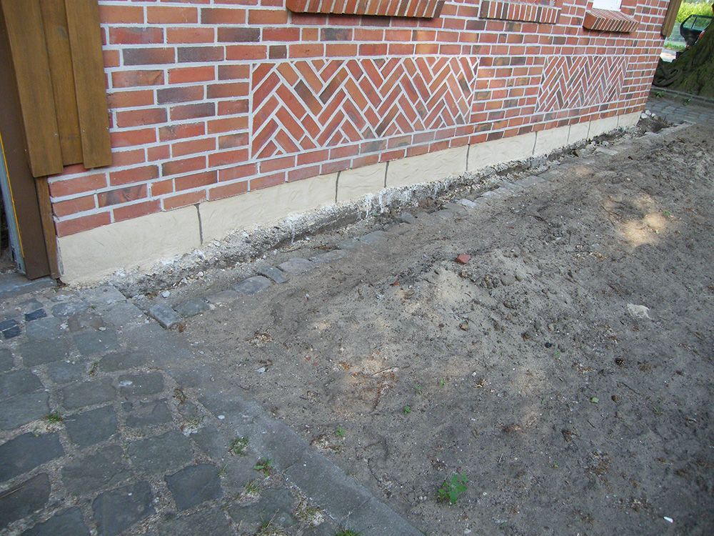 Eine Ziegelwand mit einem Fischgrätenmuster darauf