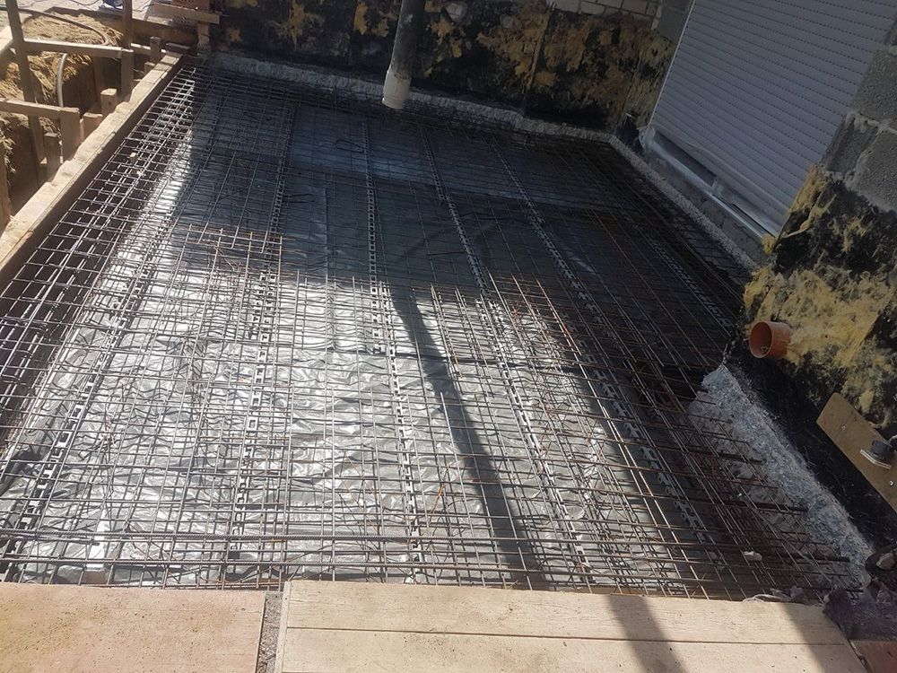 Auf einer Baustelle wird ein Betonboden gegossen