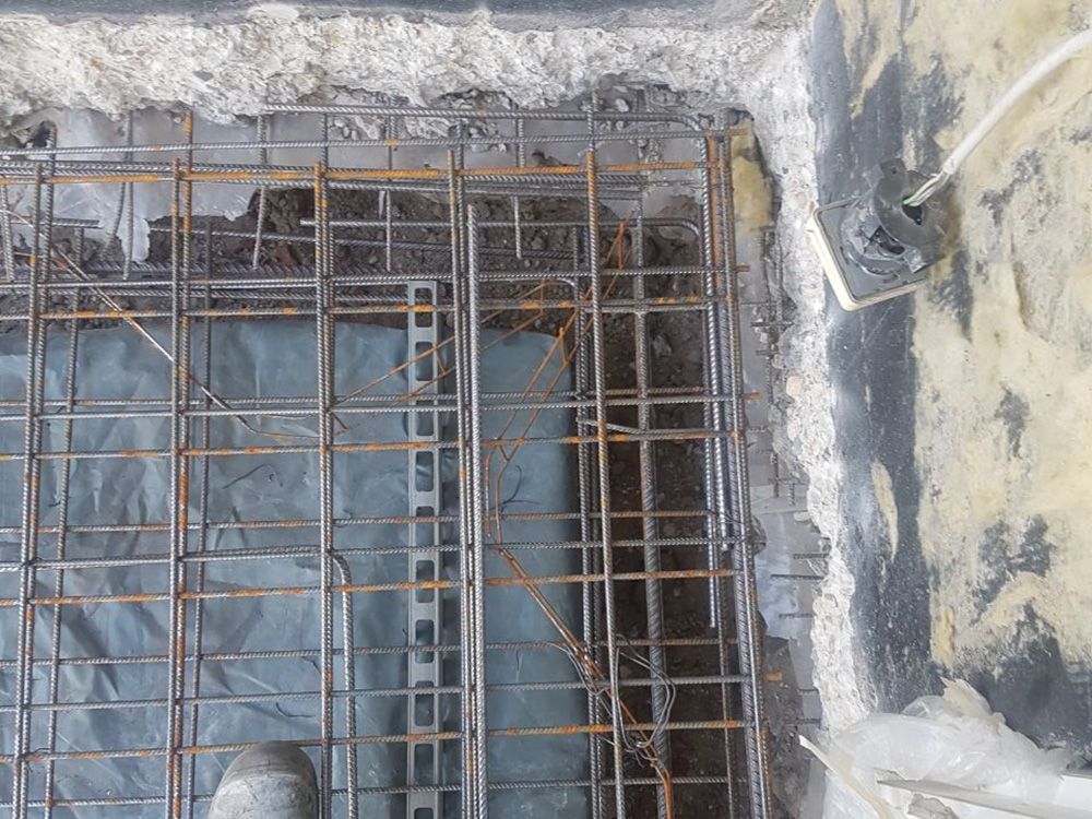 Eine Nahaufnahme eines Metallgitters an einer Wand