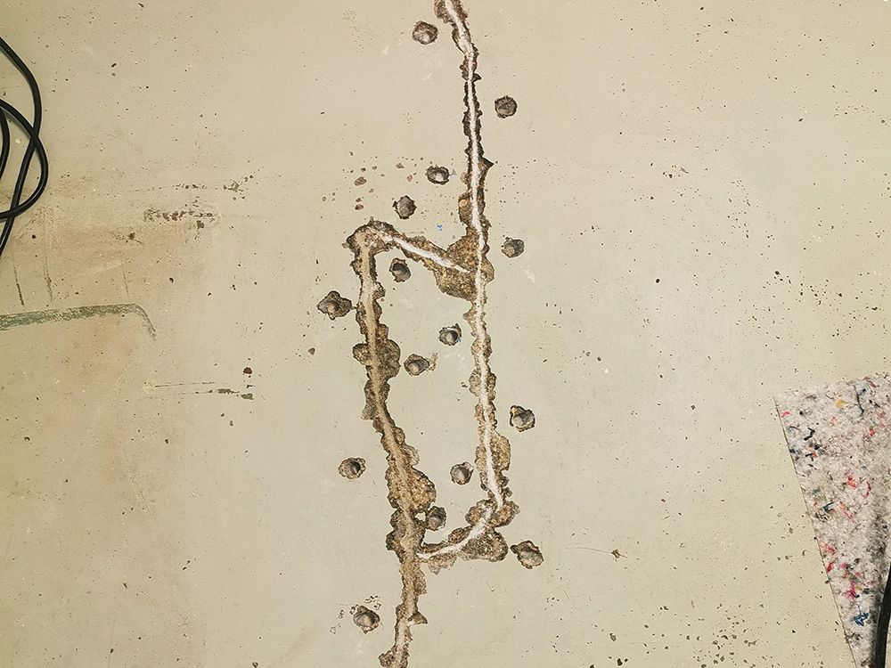 Eine Nahaufnahme einer Zeichnung auf einer weißen Oberfläche