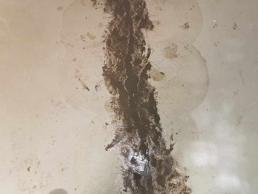 Eine Nahaufnahme einer schmutzigen Oberfläche mit einem Fleck darauf.