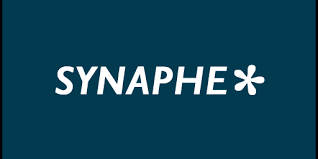 Le mot « SYNAPHE » en caractères blancs avec un astérisque stylisé sur fond bleu foncé.